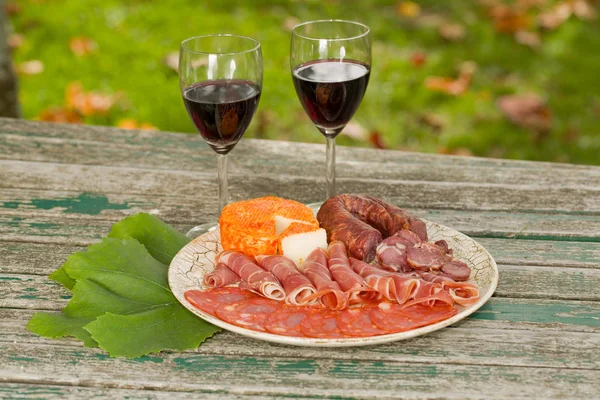 Country Life Setting Wine Cheese Meat — Stock Photo, Image