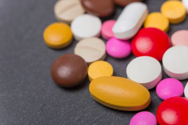 Farklı Tabletler Haplar Kapsül Yığınları Karışık Terapi Ilaçları — Stok fotoğraf