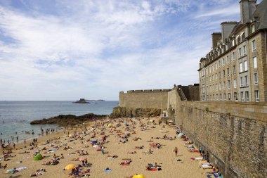 St Malo plaj kalabalık yaz aylarında, St Malo, Brittany, Fransa.