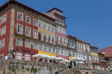 Turistler ve yerliler Douro nehir kıyısında Dom ben köprü, Luis Porto, Portekiz yakınındaki Ribeira keyfini çıkarın.
