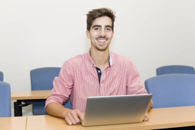 Sınıfta gelişigüzel bir genç öğrenci.