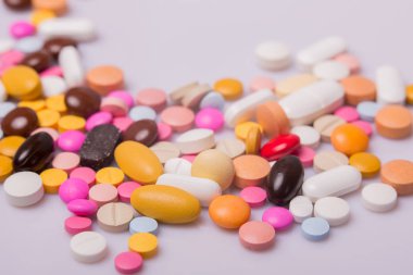farklı tabletler haplar kapsül yığınları karışık terapi ilaçları