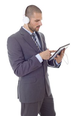 Bir tabletle çalışan genç işadamı, izole edilmiş.