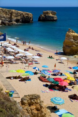 kalabalık güzel plaj, Sao Rafael, Algarve, Portekiz