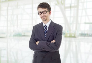 Ofisteki genç iş adamı portresi.