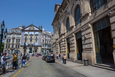 17 Nisan 2017 üzerinde cadde görünümü Porto Portekiz. Sao Bento Tren İstasyonu, Porto Portekiz ikinci büyük kenti Lizbon sonra olduğunu..