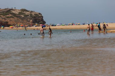 Ünlü plaj Praia da Bordeira dunes insanlar. Bu plaj Algarve bölgesinin ünlü turistik bir parçasıdır.