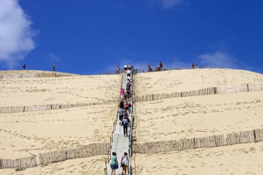 İnsanlar 8 Ağustos 2012 pile Sur Mer, Fransa pile, Avrupa'nın en yüksek kumul ünlü dune ziyaret.