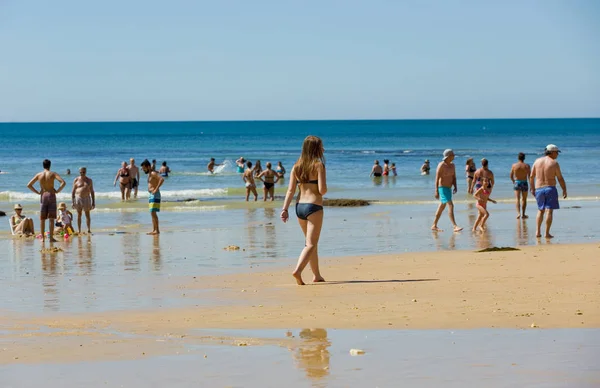 Ludzie Słynnej Plaży Miejscowości Olhos Agua Albufeira Plaża Jest Częścią — Zdjęcie stockowe
