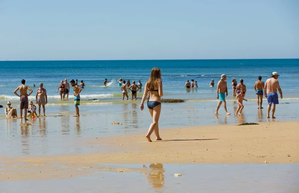 Emberek Híres Strand Olhos Agua Albufeira Strand Algarve Híres Turisztikai — Stock Fotó