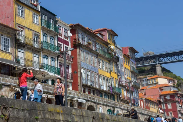 游客和当地人在葡萄牙波尔图多姆路易斯 桥附近的杜罗河畔享受里贝拉 — 图库照片