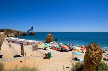 kalabalık güzel plaj, Sao Rafael, Algarve, Portekiz