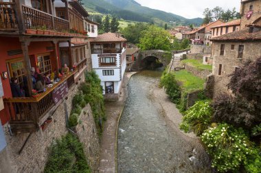 Potes, İspanya: Nehir ve geleneksel evleri eski İspanyol şehir. İspanya, Cantabria.
