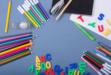 Mavi ahşap arka planda okul konseptine dönelim.