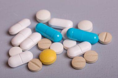 farklı tabletler haplar kapsül yığınları karışık terapi ilaçları
