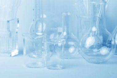 Araştırma laboratuarı çeşitli cam ekipmanları mavi tonda.