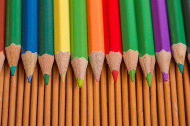 Tahta masa üzerinde, ahşap renkli kalemler.