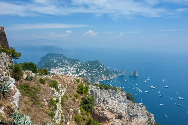 イタリア カプリ島のファラリオーニ崖とティレニア海の眺め — ストック写真