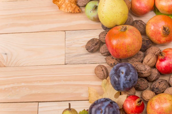 Sonbahar natürmortu, fotokopi alanı, ahşap arka plan, sonbahar kompozisyonu. Metin için boş alan