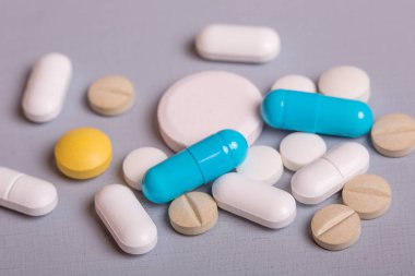 farklı tabletler haplar kapsül yığınları karışık terapi ilaçları