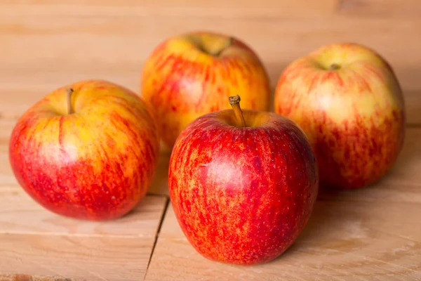 Manzanas sobre mesa de madera, imagen de estudio —  Fotos de Stock