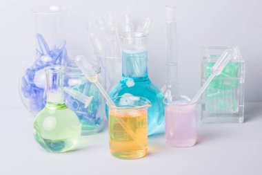 Araştırma laboratuarı çeşitli cam ekipman ayrıntıları.