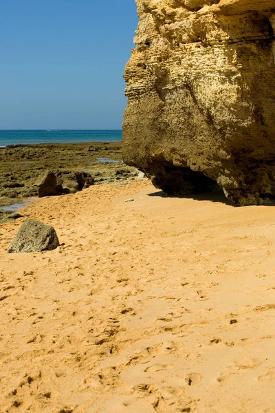 Bela praia em Albufeira, Algarve, a sul de portugal — Fotografia de Stock