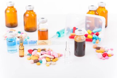 Beyaz arka planda farklı uyuşturucu türleri