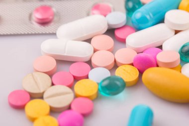 farklı tabletler haplar kapsül yığınları karışık terapi ilaçları
