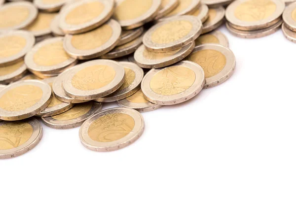 Montón de dos monedas de euros aisladas sobre fondo blanco — Foto de Stock