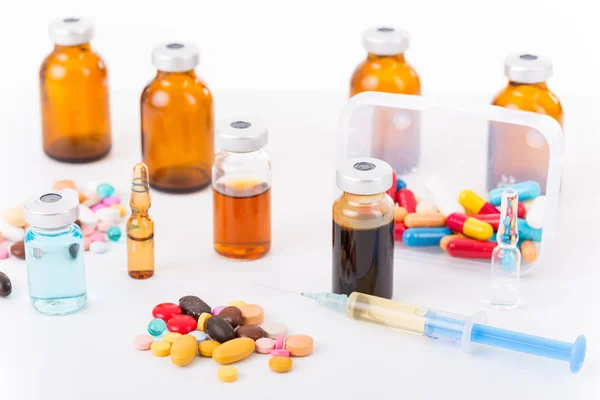 Diferentes tipos de drogas sobre fondo blanco —  Fotos de Stock