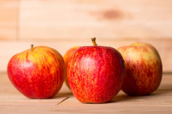 Manzanas sobre mesa de madera, imagen de estudio —  Fotos de Stock
