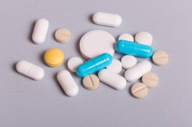 farklı tabletler haplar kapsül yığınları karışık terapi ilaçları