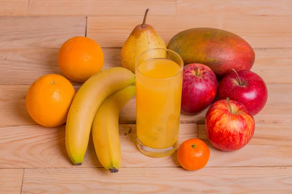 木桌上的水果和橙汁 — 图库照片
