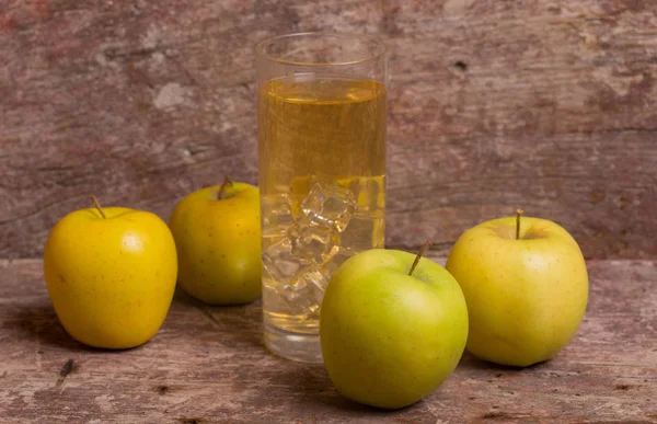 Glas Apfelsaft und ein Äpfel — Stockfoto