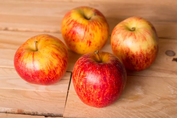 Manzanas sobre mesa de madera, imagen de estudio —  Fotos de Stock