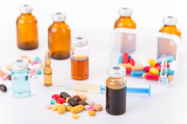 Beyaz arka planda farklı uyuşturucu türleri