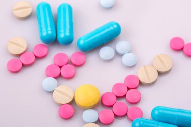 farklı tabletler haplar kapsül yığınları karışık terapi ilaçları