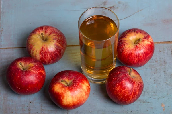 Glas Apfelsaft und rote Äpfel — Stockfoto