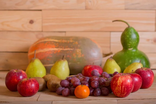 Früchte auf Holztisch, Atelierbild — Stockfoto