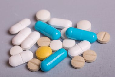 farklı tabletler haplar kapsül yığınları karışık terapi ilaçları