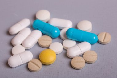farklı tabletler haplar kapsül yığınları karışık terapi ilaçları