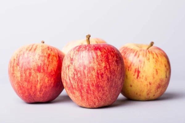 Manzanas sobre un fondo de madera blanca, imagen de estudio — Foto de Stock