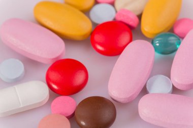 farklı tabletler haplar kapsül yığınları karışık terapi ilaçları