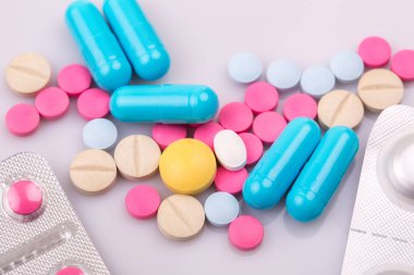 farklı tabletler haplar kapsül yığınları karışık terapi ilaçları
