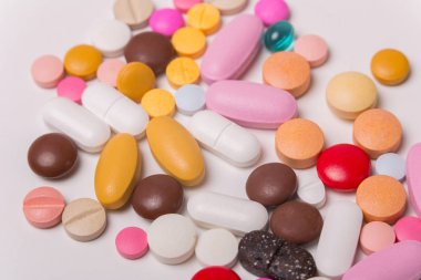 farklı tabletler haplar kapsül yığınları karışık terapi ilaçları