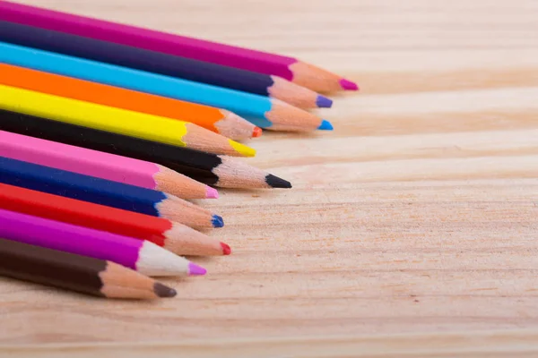 Lápis coloridos no fundo de madeira — Fotografia de Stock