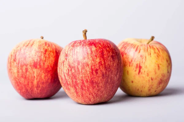 Manzanas sobre un fondo de madera blanca, imagen de estudio — Foto de Stock