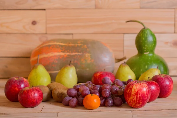 Früchte auf Holztisch, Atelierbild — Stockfoto