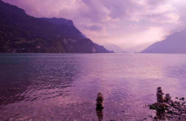 Lago suizo al atardecer en Brienz, Suiza — Foto de Stock